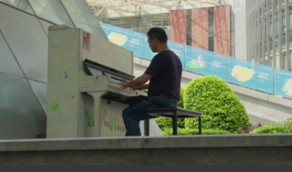 На улицах Шэньчжэня установили общественные пианино