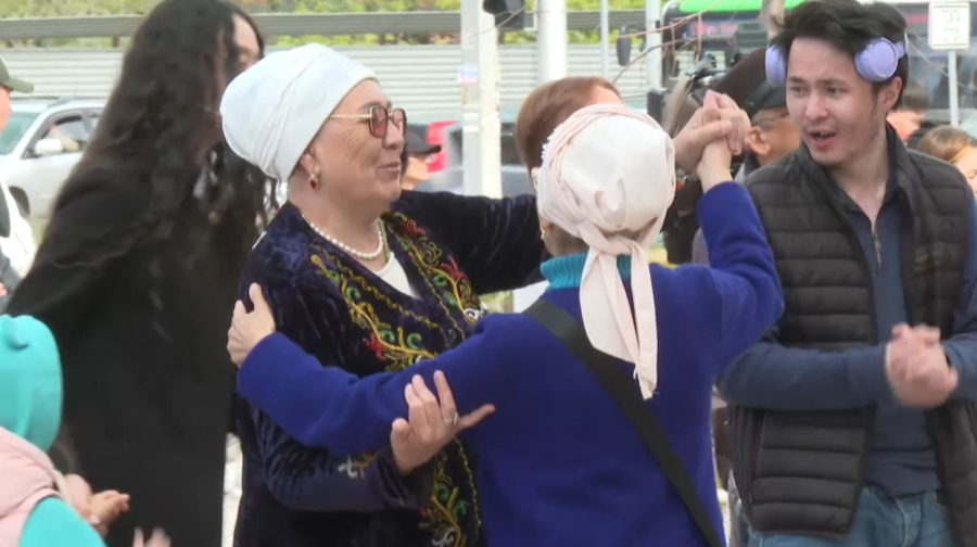 День единства народа Казахстана: театр «Жастар» организовал концерт в столице