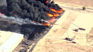 Крупный пожар вспыхнул на заводе по переработке пластика в Нью-Мексико