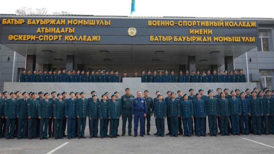 Қорғаныс министрі кадеттермен кездесті