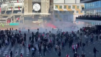 Футбольных болельщиков разогнали слезоточивым газом в Амстердаме