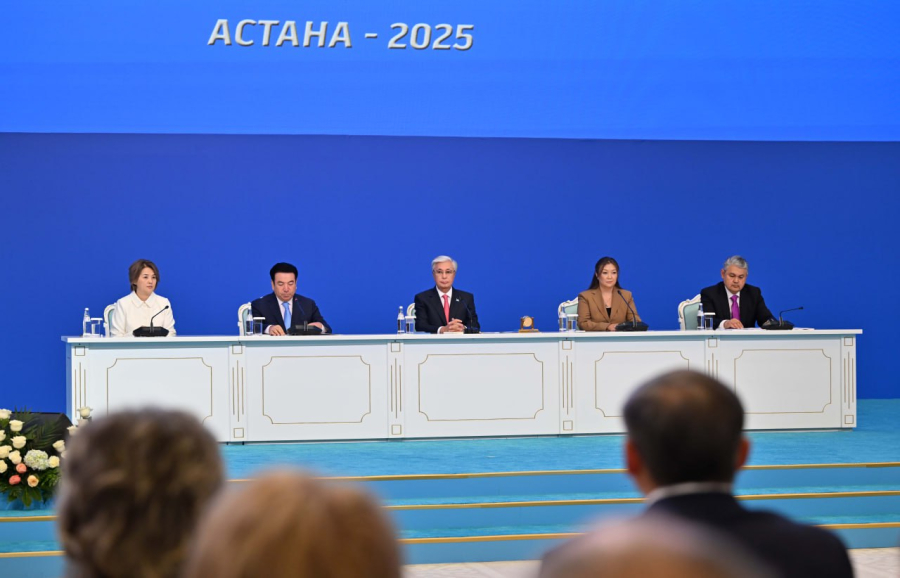 Защита учителя: Токаев предложил внести поправки в Закон «О статусе педагога»