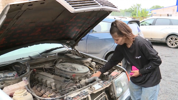 Как жительница Актобе начала ремонтировать автомобили