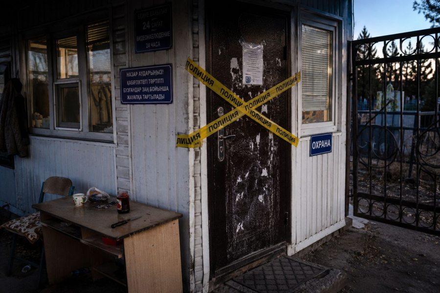 В Павлодаре подростки напали с ножом на сторожа кладбища