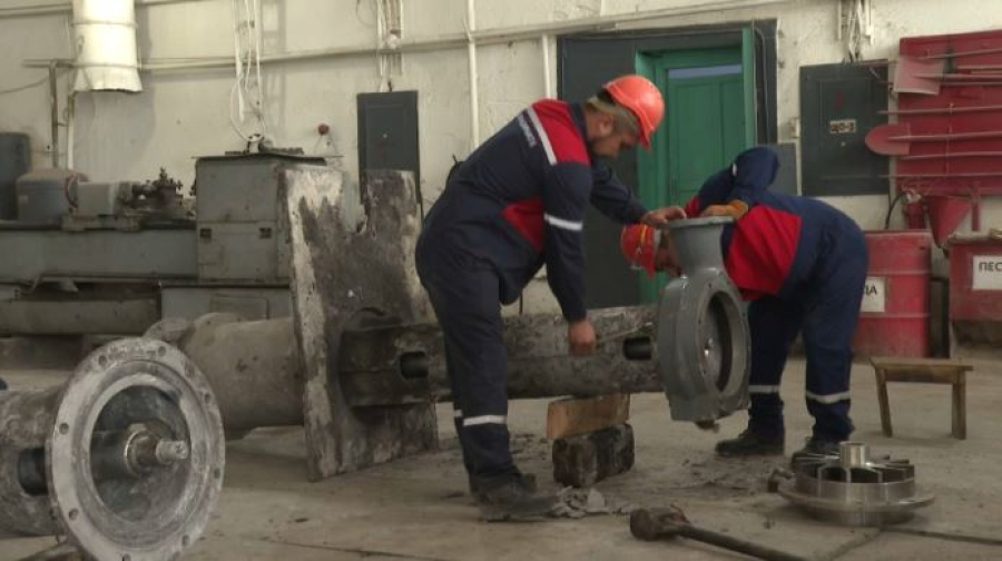 Многонациональный коллектив трудится на заводе Тараза