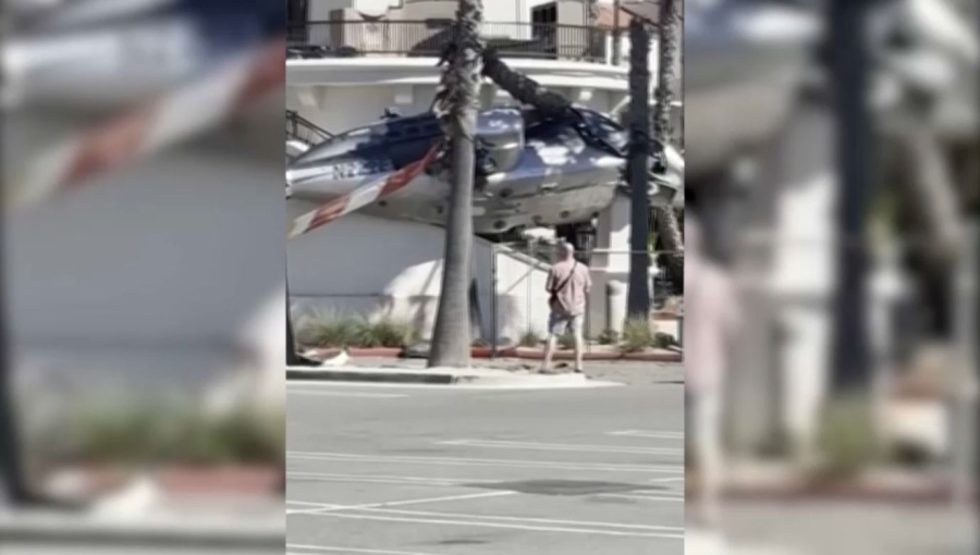 Калифорнияда тікұшақ ғимаратқа құлады