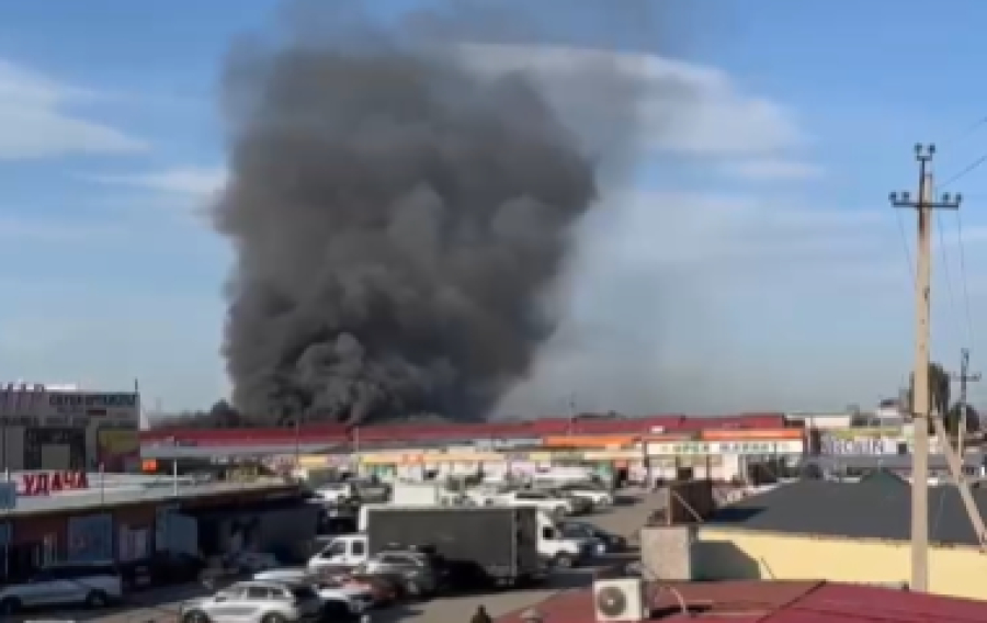 Склад горит на рынке «Шанхай» в Астане