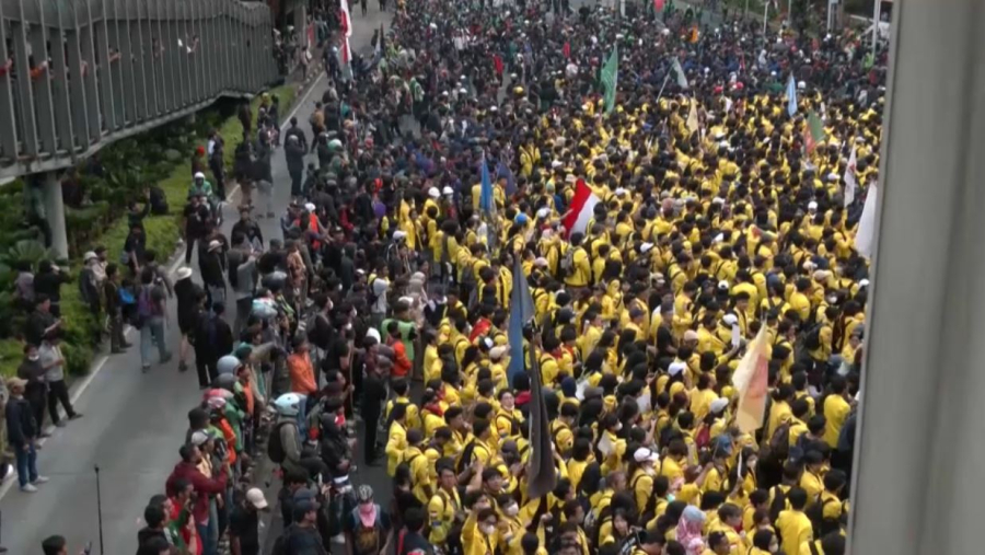 Индонезияда жұмысшылар наразылығы қақтығысқа ұласты