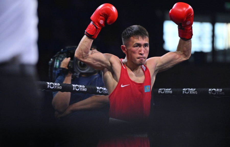 Боксер Махмуд Сабырхан досрочно победил в четвертьфинале ЭКМ в Астане