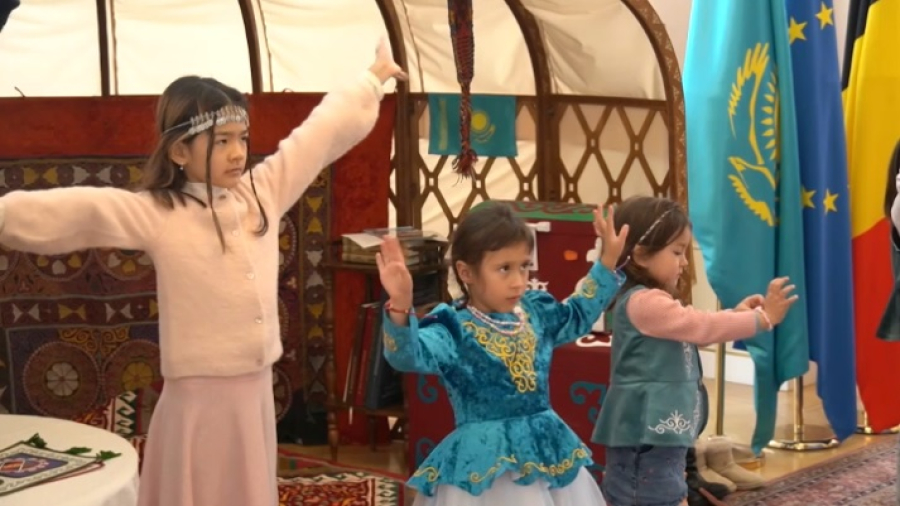 Казахи в Европе учат родной язык