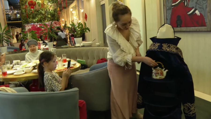 Елордадағы мейрамханада ұлттық киім киген даяшы-робот қызмет көрсетеді