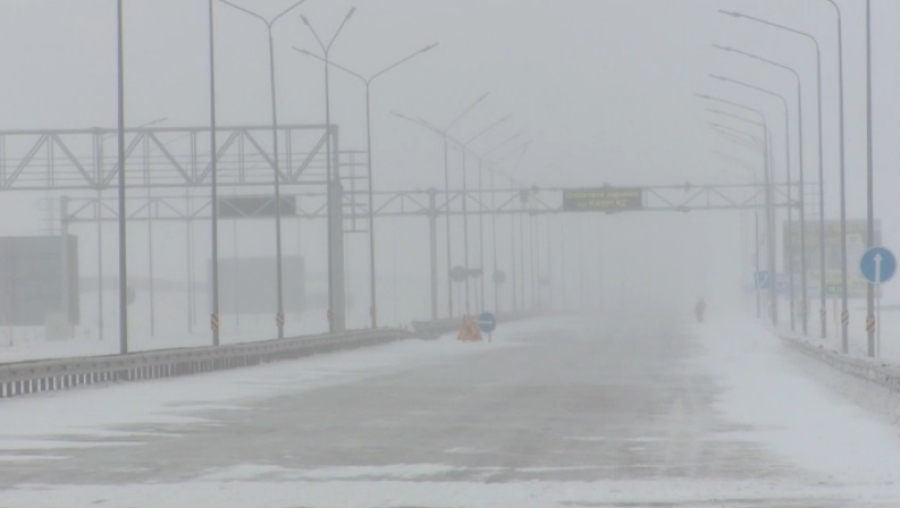 Движение транспорта ограничили в двух регионах Казахстана