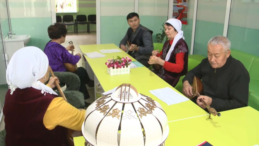 Қарағандылық зейнеткер 75 жасында домбыра тартуды үйренді