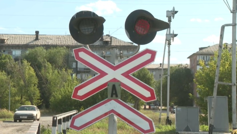 Семейчане жалуются на работу железнодорожного переезда