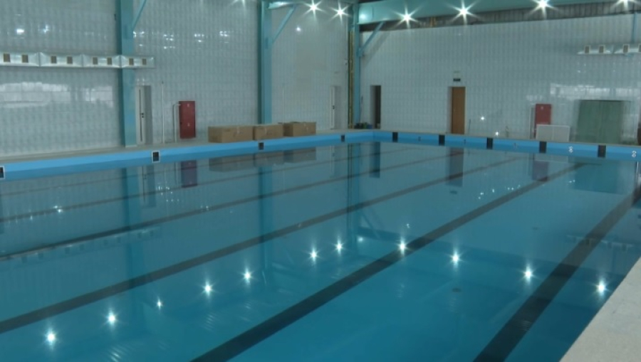 В Макинске завершают строительство плавательного бассейна