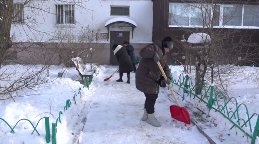 Павлодарда қаланы қардан тазартып жатыр