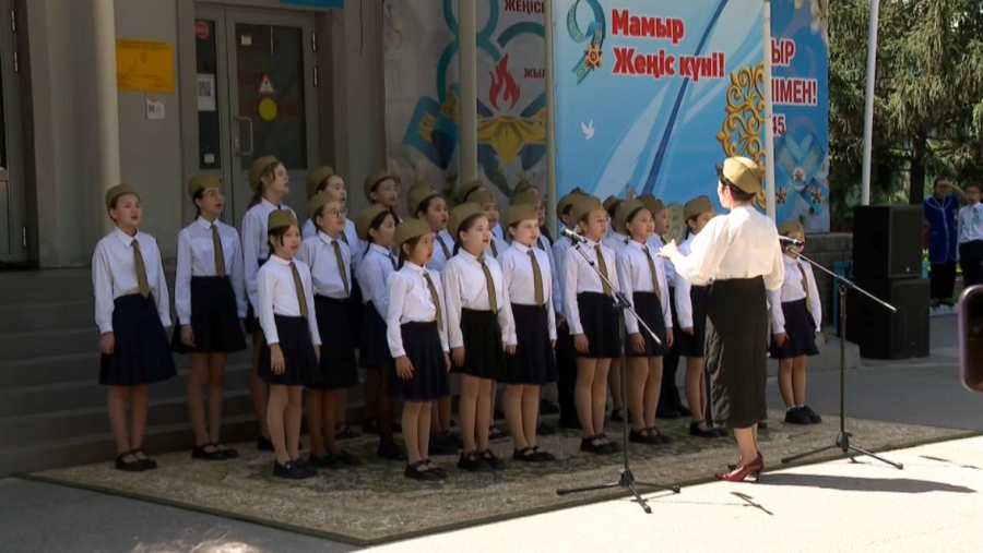 Алматылық оқушылар Жеңістің 80 жылдығына арналған қойылым ұсынды
