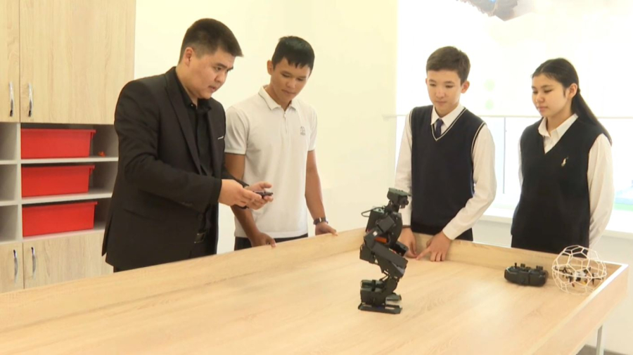 Павлодардағы мектепте робот жұмыс істейді