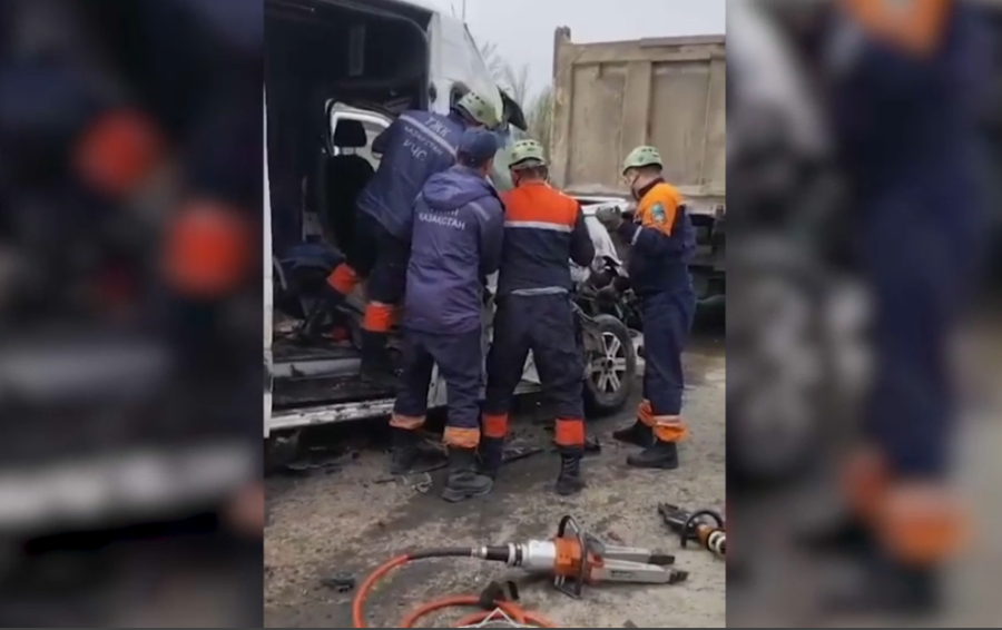 Мужчину зажало в салоне автомобиля в результате ДТП