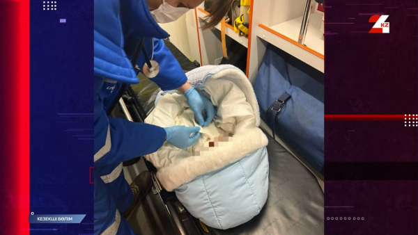 Қарағанды қаласының тұрғындары үйдің кіреберісінен жаңа туған сәби тауып алды