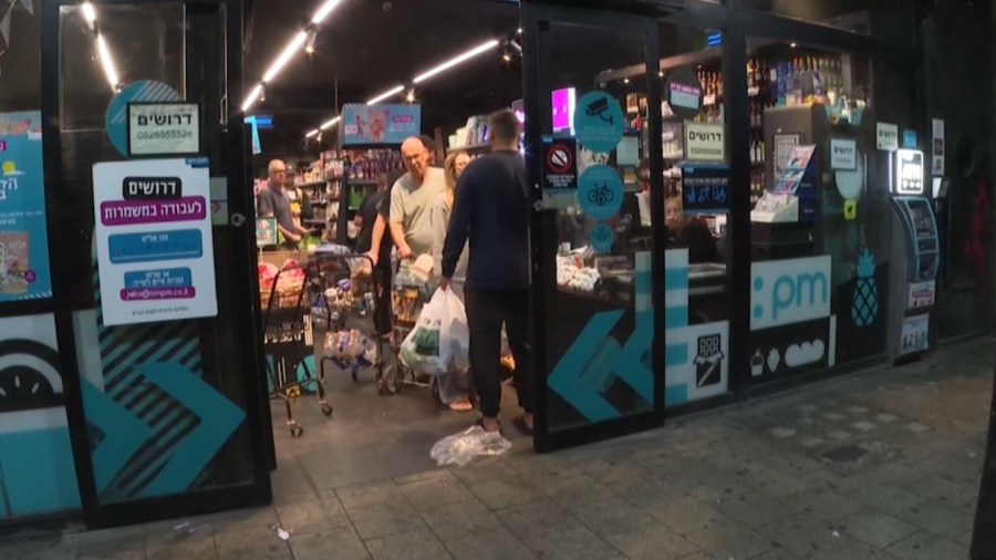Ажиотаж в магазинах Израиля: люди скупают товары