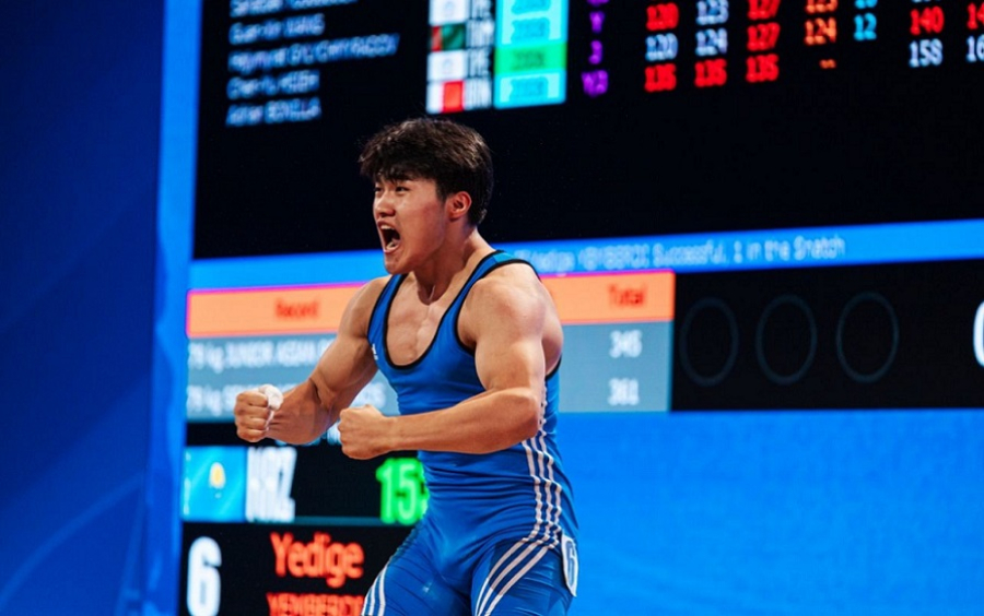 Казахстанские штангисты с рекордами выиграли чемпионат Азии