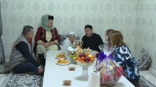 Шымкентте ғасыр жасаған әжелерге құрмет көрсетілді