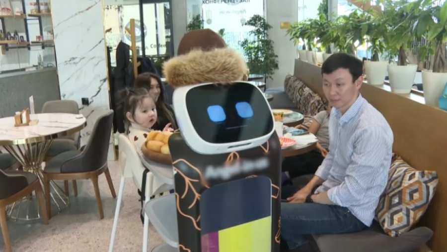 Робот-официант обслуживает посетителей в Актобе