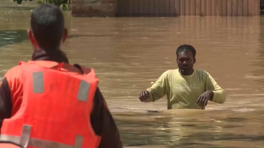 Число жертв наводнений в Индии возросло до 500 человек