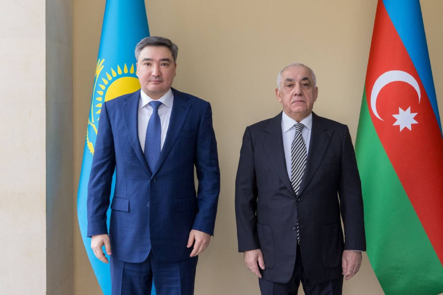 Олжас Бектенов посетил Баку с официальным визитом