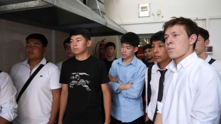 Школьников Туркестанской области знакомят с рабочими профессиями