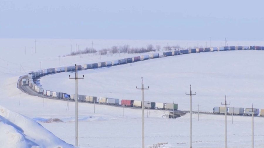 Очередь из большегрузов образовалась на границе с Россией в ЗКО