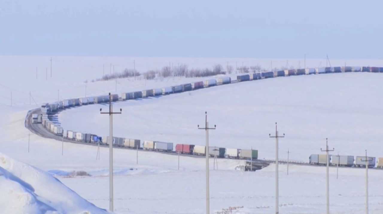 Очередь из большегрузов образовалась на границе с Россией в ЗКО