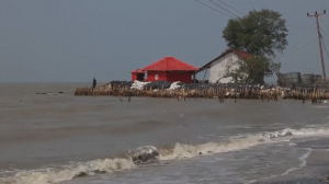 Деревня у моря медленно уходит под воду в Индонезии
