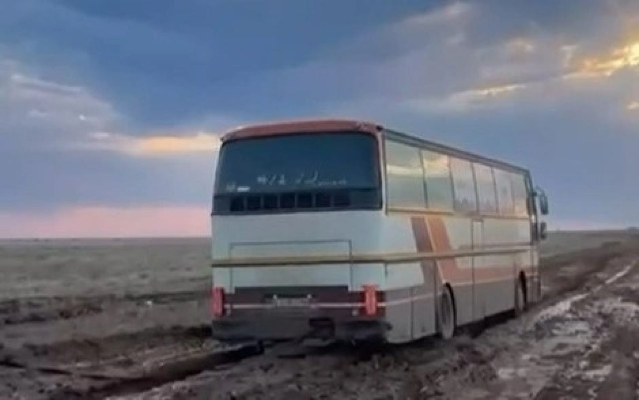 Атырау облысында 33 бала мінген автобус балшыққа батып қалды