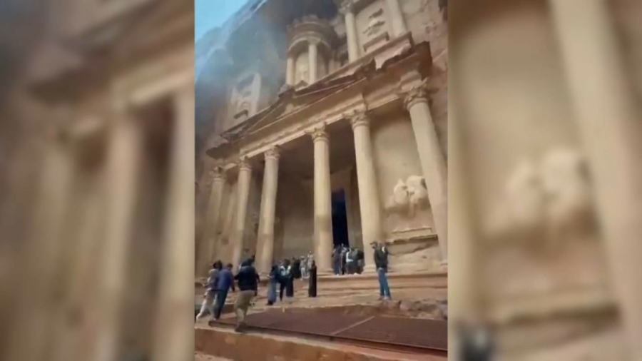 Иорданияда тасқын кезінде 1800-ге жуық турист құтқарылды