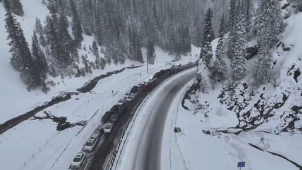 Қытайда қар көшкінінен жолдар жабылды