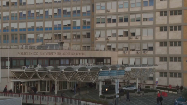 Папу Римского снова подключили к аппарату ИВЛ