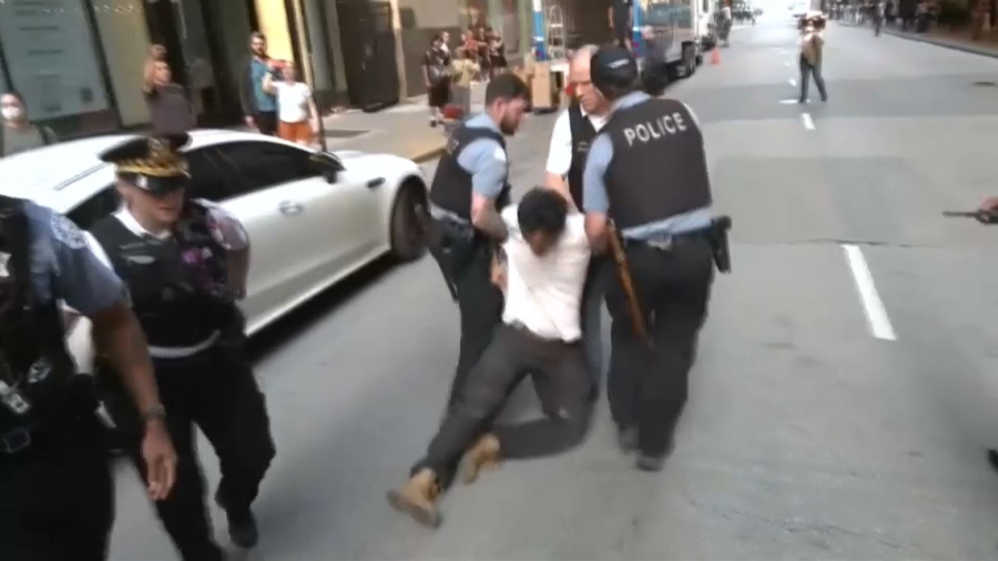 Чикагода ереуілшілер полициямен қақтығысты