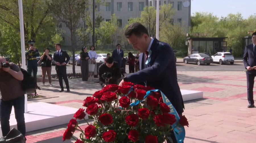 Госсоветник РК возложил цветы к памятнику Алие Молдагуловой