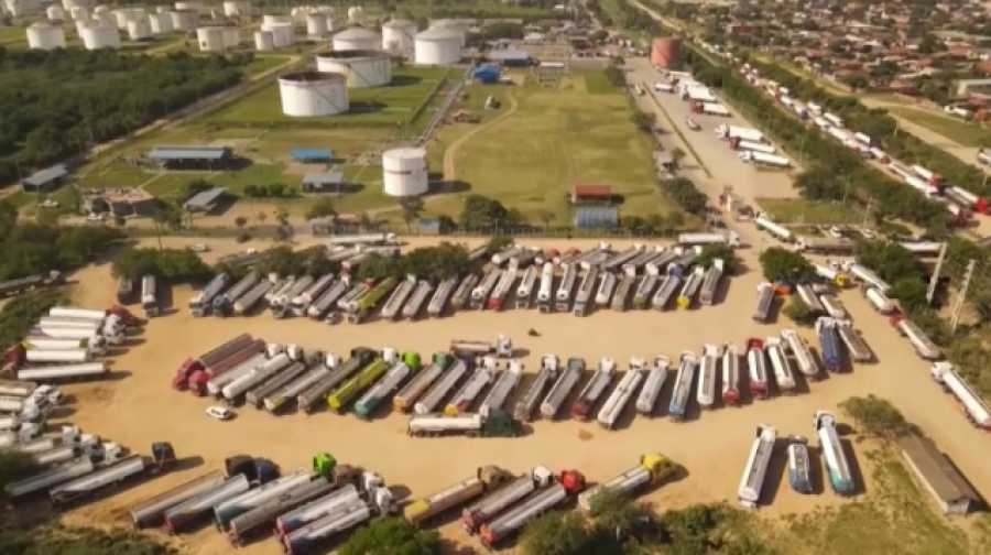 Километровые очереди образовались на заправках в Боливии