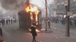 Протесты из-за пенсионной реформы во Франции переросли в беспорядки