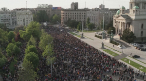 Десятки тысяч людей вышли на акцию протеста в столице Сербии