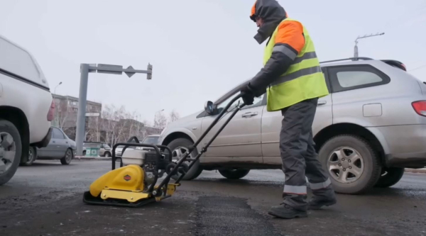 Павлодарда қыста асфальт төсеп жатыр