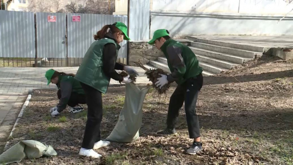 Актюбинская молодежь приводит в порядок городские скверы
