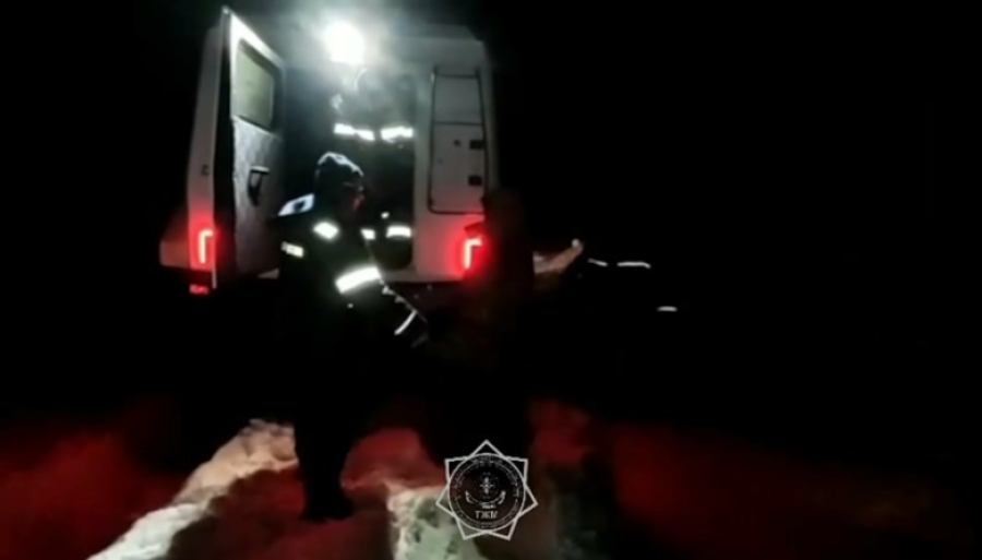 Спасатели эвакуировали троих рыбаков в ВКО