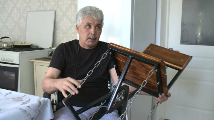 Казахстанец делает мебель по технологии тенсегрити