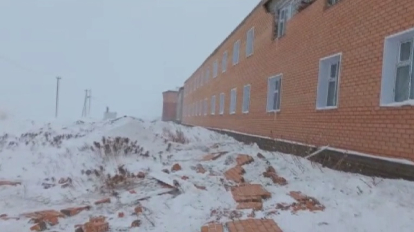 Облицовка отвалилась с нового дома в Жанааркинском районе