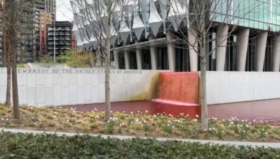 Активисты Greenpeace окрасили пруд у посольства США в Лондоне