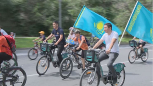 Праздничное шествие ко Дню государственных символов устроили в Шымкенте